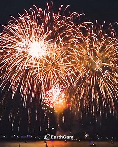 Check out the fireworks lighting up Chicago’s skyline every Wednesday and Saturday at Navy Pier! 🎆 | EarthCam