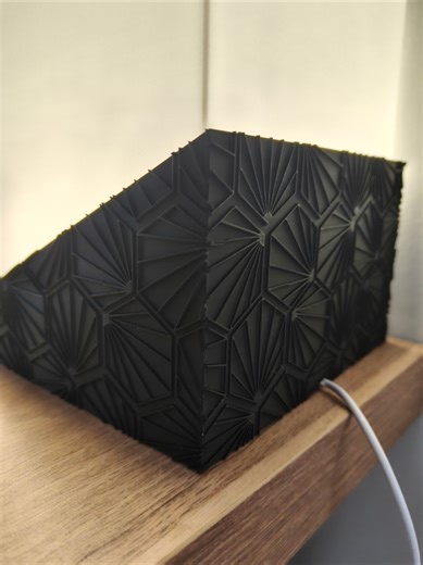 Voici Cubi, la lampe design composable ! Fraîchement conçue sur mon logiciel de modélisation et imprimée avec mon imprimante 3D Je voulais vous proposer un modèle sur mesure en ayant le choix d'une base (plusieurs designs disponibles), d'un diffuseur (haut, bas ou plissé) et d'une led (blanc chaud, blanc variable ou multi couleur contrôlable avec sa télécommande ! Le branchement se fait en usb mais comme mes lightbox possibilité d'avoir en supplément l'adaptateur à piles pour l'installer sans pr