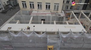 1.8K views | Bei dem Hamburger Neubauprojekt „Neues Amt Altona“ setzt man auf Holz als nachhaltigen Baustoff. Am Montag wurden die tonnenschweren Holzdecken eingesetzt. In dem sechsstöckigen Bürogebäude soll ein genossenschaftlicher Coworking-Space vereint mit Nachbarschaftstreffpunkt entstehen. | 17:30 SAT.1 REGIONAL | Facebook