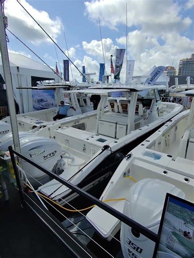 Pursuit S-Series – Palm Beach Boat Show Walkthrough | YachtBuying101.com