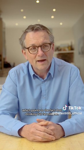 Full fat or skimmed milk? After weighing up the evidence, Dr Michael Mosley has switched to the full fat variety. Yes, there’s more calories, but its so much better for you and will keep you feeling fuller. If youre intolerant to dairy based milk, then alternative milks can be fine too - just watch out for sugars, additives, flavours and refined oils. #drmichaelmosley #intermittentfasting #intermittentfastingtips #thefast800 #thefast800follower #fasting #fastingforhealth #fastingforhealthbenefit