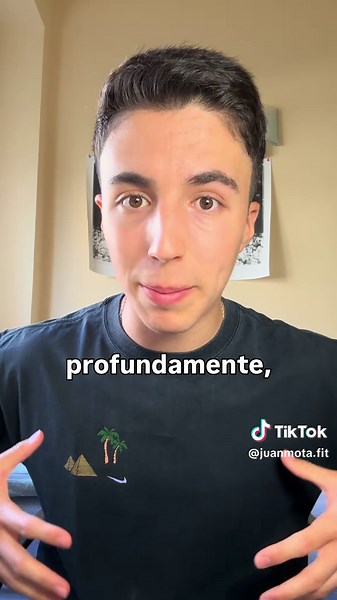 Tus costillas abiertas no son un defecto genético. Representan una pérdida real de la zona de aposición. El diafragma queda desalineado respecto a la pelvis. Tus oblicuos internos pierden capacidad contráctil. Tu columna lumbar compensa con hiperextensión continua. Meter tripa a la fuerza no soluciona nada. Un protocolo basado en ciencia corrige la mecánica lumbopélvica. Aplica esta rutina paso a paso: * Descompresión posterior. Respiración en posición fetal. 2 series de 6 ciclos completos. Perm