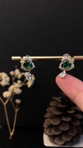 The Emerald Duchess – Vintage Style Drop Earrings - Etsy