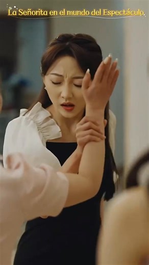 ❤️👇 Haga clic en el enlace para ver todas las episodios 🎬🔗https://abroad.yd126.com/ab_short/shortmax/iQRykHvWZy 🔥🔥Nadie en su familia sabe de su hija más rica ni de otra identidad importante, así que su esposo y su suegra pueden difamarla cara a cara. ¿Qué clase de contraataque preparará tras recuperar su verdadera identidad? #ShortMax#jcr167 | Annette Mueller