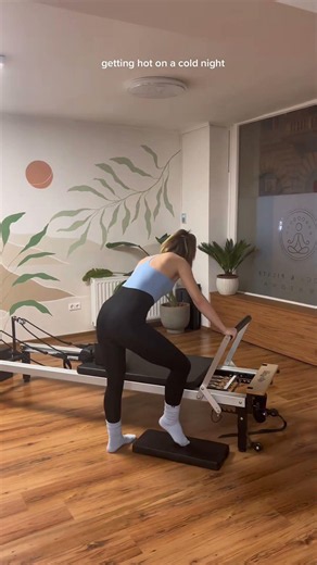 Warming up that powerhouse #pilates #reformer #pilatestok #pilatesinstructor #pilatesworkout