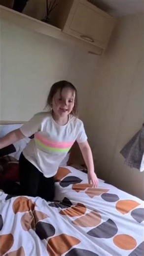 A Peek at the Caravan Bedroom! 🛏️