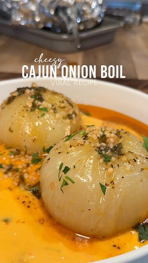 ✨ CHEESY CAJUN ONION BOIL ✨ I just haddd to try this viral recipe when I saw it! & when I tell yallll this SLAPS! #onionboil #bakedonion #cajunonionboil #cajun | The Keto Kween