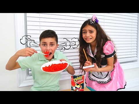 Heidi Pretend Play Playing in Restaurant with FoodToys for kids