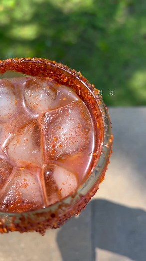 Dos maneras de hacer micheladas 🍻 #mexicantiktok #parati #fyp #receta #drinkydrink #palacalor #drinktok #esrazaviernes #michelada #modelo #micheladas #micheladaspreparadas #bebida #cerveza #beer #fuerzaregida