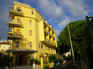 Hotel Paradiso [1980]