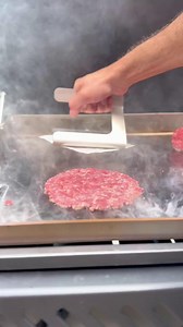 We didn’t come to flip, we came to smash 🍔🔥 Serving up crispy edge perfection on the all-new Rogue PRO Phantom 30 Griddle. Smash burgers just hit different. 📷@danseidman | Napoleon