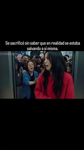 Esta escena fue desgarradora 😭😭 Newtopia es una serie de televisión surcoreana (K-Drama) que mezcla romance, comedia y apocalipsis zombi. La historia comienza cuando Lee Jae-yoon, un joven soldado que está cumpliendo con su servicio militar obligatorio, y su novia Kang Young-joo, una ingeniera, terminan su relación por malentendidos justo antes de que estalle un brote de zombis en Seúl. Mientras el mundo se desmorona, con zombis invadiendo la ciudad, un avión estrellándose en el centro y el go