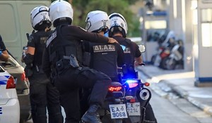 Σύλληψη γνωστού τράπερ μετά από έλεγχο της ΔΙ.ΑΣ. – Τι βρέθηκε στο όχημα που επέβαινε - ΤΑ ΝΕΑ