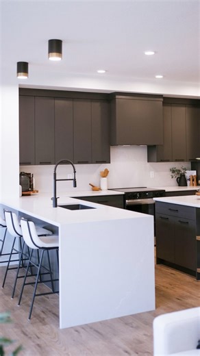 The power of a vaulted ceiling ↓ Vaulted ceilings instantly open up a space creating an airy, elevated feel that makes your home live larger than its footprint. They draw the eye upward, flood rooms with natural light, and act as a stunning architectural focal point. In many of our available models, you have the option to vault your primary suite adding a layer of everyday luxury where you start and end your day. 🤍 To learn more about adding a vaulted ceiling into your new build, reach out for 