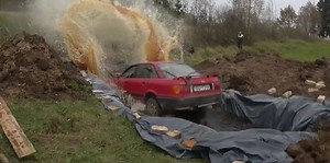 The grandfather puts the car in the "pool" with 12 thousand liters of Coca Cola to remove the rust, see what happens (Video)