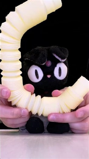 Keke Bends a Twisty Tube… and Makes a Crown!? 👑😺✨