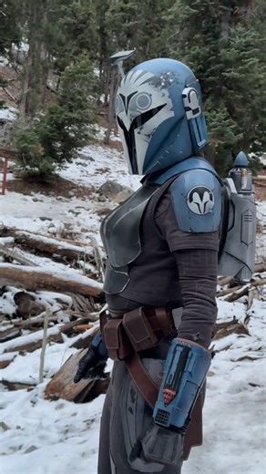Alina | Алина on Instagram: "Rain, shine or snow, this is the way. ❄️ • • • Bo armor and helmet built and painted by @jsinprops Bo Flightsuit by BigEffectProps on Etsy Bo Belt and Holsters by @magmelcreations Bo Boots by @crowprops_ • • • #Starwars #TheMandalorian #BoKatan #Cosplay #Disney"