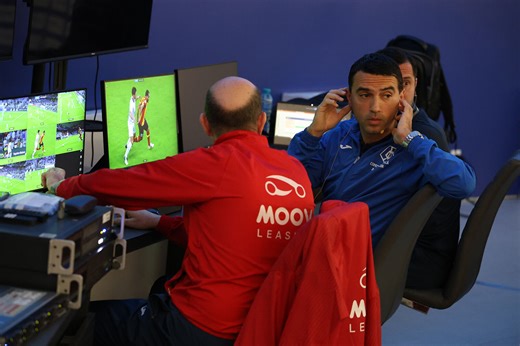 Simulatorul VAR a fost adus la Casa Fotbalului din București! Arbitrii români au analizat în timp real diferite faze! „E o premieră!”. Video