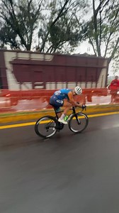#AsíLoGanó Tomas Aguirre corredor del equipo Transportes Lain, sorprende a todos con un duro ataque a falta de una vuelta y se convierte en el nuevo Campeón de la Clásica Amando Zacapu Martínez en su edición 55 Segundo lugar para Ignacio Prado de los Canels y el tercero para Salvador Lemus del Team Zacapu, competencia en la que participaron 206 corredores de los mejores equipos de México #PuroCiclismoDelBueno | Play Sports México