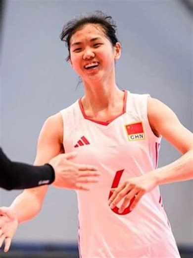 【曹烨轩】抡圆臂拉满弓式的扣球动作极具个人特色，她的腰腹力量在同龄人中是比较罕见的；这位小姑娘司职主