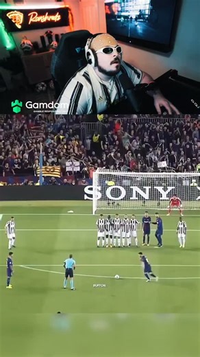  on Instagram: "2001년 개봉한 영화 “A Beautiful Mind”는 단순히 천재 수학자의 삶을 다룬 작품이 아니라, 인간이 내면의 혼란 속에서도 어떻게 사랑과 신뢰로 자신을 되찾아가는지를 보여주는 깊은 이야기입니다. 화려한 계산 장면보다 존 내쉬가 마음속 그림자를 이겨내려는 순간들이 훨씬 더 오래 기억에 남죠. 특히 그가 현실과 환상 사이에서 흔들리면서도 끝까지 아내를 향한 마음을 놓지 않는 모습은 묘하게 가슴을 저릿하게 만듭니다. 이 영화에서 감정을 완성시키는 요소는 바로 잔잔한 피아노 선율과 차분한 배경음악입니다. 처음에는 조용히 스며들지만, 어느 순간 관객도 모르게 내쉬의 감정에 같이 잠기게 되죠. 후반부, 아내가 내쉬의 손을 잡아주던 장면에서는 음악과 화면이 자연스럽게 겹쳐지면서 눈시울이 뜨거워지는 경험을 하게 됩니다. 많은 이들이 “이 장면만 떠올려도 이상하게 마음이 찡하다”고 말하는 이유도 그 때문일 겁니다. 이 영화가 여러 상을 휩쓴 건 단순한 인기