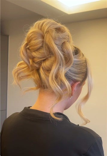 Glamorous Updo Ideas for the Holiday Season