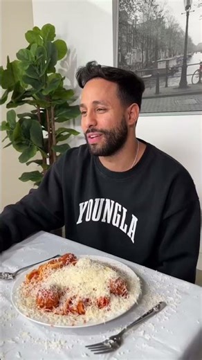 waiter filled the entire plate with food. #shortvideo
