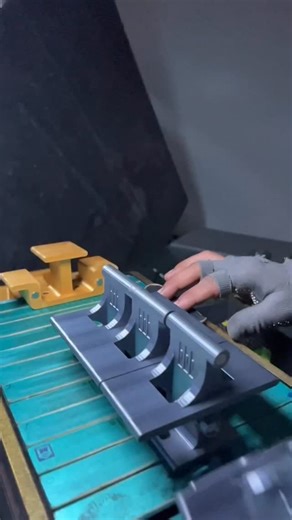 Arq. Giovanny Méndez on Instagram: "CHERMIL MX 🇲🇽 #fingerboard #fingerboarding #shredmill"