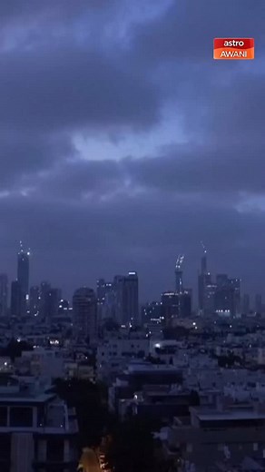 631 reactions · 67 comments | Visual diperoleh Reuters ini menunjukkan situasi di bandar Tel Aviv pada awal pagi Sabtu ketika peluru berpandu dari Iran dikesan oleh sistem keselamatan Israel dan siren amaran diaktifkan. Asap dan jejak peluru berpandu kelihatan di langit kawasan tersebut. Keadaan tegang antara dua negara ini dilihat semakin memuncak #sharERA Sumber @501awani | ERA (Malaysia) | Facebook