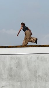Some tricks on a rooftop 🤘🏻 #parkour #freerunning #redbull #girlpower | Lilou Ruel - Athlète Page