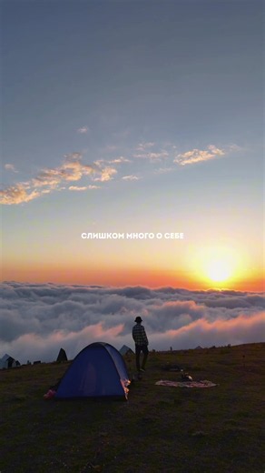Со временем появляется навык спокойного наблюдения. События происходят вокруг, люди говорят, задачи требуют решений, но внутри остаётся опора на тихое состояние. Это не означает бездействие. Действия продолжаются, но они становятся более точными и спокойными. Решения принимаются без лишней суеты. Постепенно уменьшается желание всё контролировать. Жизнь начинает восприниматься как движение, а не как борьба за идеальный порядок. Когда исчезает привычка цепляться за каждую мысль, появляется больше 