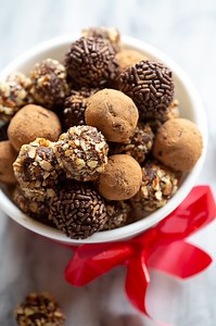 36K views · 587 reactions | Let me know if you want the 4-Ingredient Chocolate Truffles recipe sent to you or find it below! ✨ These creamy, rich chocolate truffles are pure magic and ridiculously easy to make. This recipe makes plenty, so they’re perfect for gifting to neighbors, teachers, or anyone who loves chocolate (which is basically everyone!). | Tastes Better From Scratch | Facebook
