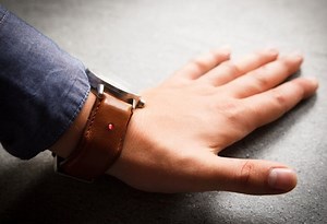 Unique Watch Strap Transforms Any Watch Into A Smartwatch (video)