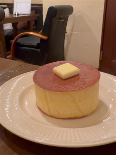 ぐるメンキュー【出張族の出張男（デバオ）飯日記】 on Instagram: "【京都 河原町】ふっくらホットケーキ この日は京都カフェめぐり そこで見つけた 『BLUE FIR TREE』さん 何やらうまそうなホットケーキがあると言うことで訪問 店内はカウンター席に奥にテーブル席があり 友達同士やカップルのお客さんが多く お見えになられてました。 早速お目当ての ◆幻のホットケーキ 850円 ご注文してから20分ほど待って 幻のホットケーキ登場 高さのあるホットケーキの上にバター こんな高さのあるホットケーキは初めて メイプルシロップをかけてナイフ入刀 ふっくらとした生地からは湯気が 生地には弾力がありモチっとした食感 バターと染み渡りとても美味しかったです。 サイズはそこまで大きくないですが ひとつで十分お腹いっぱいになりました。 ご馳走様でした。 他にもおすすめたくさんあるので @gurupass7 をご覧ください －－－－－－－－－－－ ○お店の情報 ・店名‥BLUE FIR TREE ・場所‥京都府京都市東山区大和大路通四条下ル大和町6-1 日宝モア祇園 1F ・ｲﾝｽﾀ‥