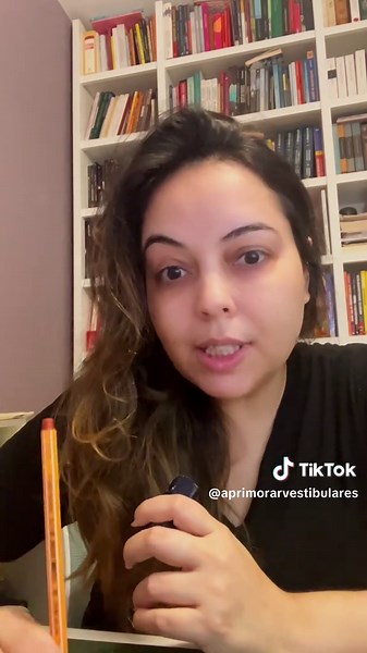 NÃO PODE MAIS USAR “REPERTÓRIO DE BOLSO” no ENEM 2025????? Bora lá… ele não disse que estava PROIBIDO! Mas reforçou de forma muito clara o cuidado que deve ter ao usar e disse que se você colocar o “repertório de bolso” de uma forma que não esteja 100% conectada com o tema e argumentos, você será penalizado. ⚠️ Qual é a grande questão nisso???!!! Pensa só comigo… se você gosta de uma “utopia” no parágrafo de abertura, o corretor já estará imaginando que você pode estar usando um repertório curin