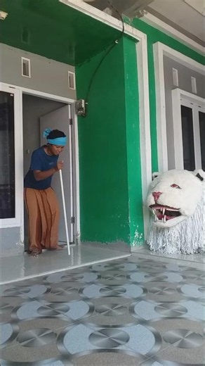 Kakek keluar rumah malah digigit can macanan