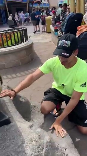 THE SECRET TO PULLING THE SWORD OUT OF THE STONE IN DISNEY WORLD?!