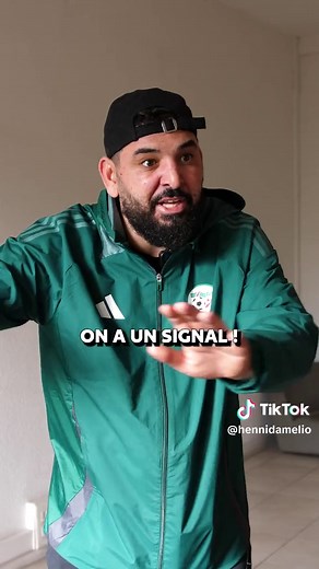 Installation de la parabole pour le match de l'Algérie