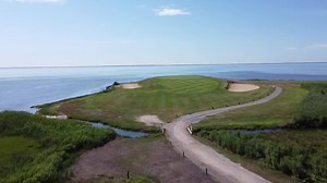 The par-3 5th hole (better known as "Gibraltar") at Timber Point Golf Course is a special one. Luckily for players in today's Met Amateur & Ike joint qualifier, the winds have been fairly light today! 18-hole scores are coming in at both 118th Met Amateur & 65th Ike joint qualifying sites. Timber Point: https://bit.ly/3ilzUVK Met Am: 4 & ties Ike: 6 & ties Lawrence: https://bit.ly/3iaKTky Met Am: 4 & ties Ike: 7 & ties | Metropolitan Golf Association (MGA)