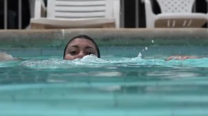 女性がプールで溺死