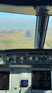 #FinalApproach 🛬 Midweek moments from the flight deck 😎💫 #SAA #FlySAA #SAAVoyager #SAAfleet #Touchdown | FlySAA