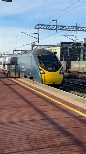 Avanti Class 390 (390005) Flies Through Rugby as DRS Class 88 Waits at Red | WCML