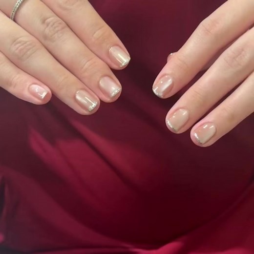 ✨ 𝗡𝗮𝗶𝗹 𝗔𝗿𝘁 𝗧𝗶𝗻𝗵 𝗧ế - 𝗡â𝗻𝗴 𝗧ầ𝗺 𝗣𝗵𝗼𝗻𝗴 𝗖á𝗰𝗵 𝗖ủ𝗮 𝗕ạ𝗻! ✨ 💅 Đã đến lúc nuông chiều đôi bàn tay với vẻ đẹp tối giản nhưng sang trọng! Bạn đang tìm kiếm một bộ móng không quá cầu kỳ nhưng vẫn đủ sức hút để tôn lên nét thanh lịch của mình? Mẫu nail này chính là lựa chọn hoàn hảo! 💖 Đ𝗶ể𝗺 𝗡ổ𝗶 𝗕ậ𝘁 𝗖ủ𝗮 𝗧𝗵𝗶ế𝘁 𝗞ế: • 𝗞ỹ 𝘁𝗵𝘂ậ𝘁 𝘁𝗿𝗮𝗻𝗴 𝘁𝗿í 𝘃𝗶ề𝗻 𝗺ó𝗻𝗴 (𝗙𝗿𝗲𝗻𝗰𝗵 𝗧𝗶𝗽): Không chỉ là viền trắng truyền thống, mẫu nail này sử dụng lớp kim tuyến lấp lánh h