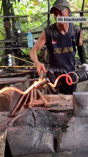 Oh, so This is how to Straighten a Car Coil Spring Before Making a Garden Tool#blacksmithing