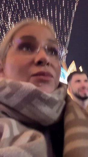 Destul de aglomerat la Targul de Craciun Craiova. Insa a fost tare fain, ne-am distrat si l-am vazut si pe Mos Craciun in sania sa trasa de reni. 😅😍 | Paula Chirilă