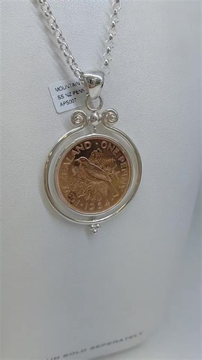 Look at how beautiful these spinner coin pendants are 滋 The top on is Australian sixpence and penny pendant  The bottom pendant is a New Zealand one penny  #CoinPendant #Penny #AustralianCommonwealth #NewZealand #New #Pendants #SterlingSilver | Chinchilla Jewellers | Facebook