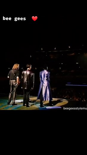 Maurice, Barry e Robin Gibb—os Bee Gees não são apenas uma banda, são uma lenda! Com harmonias inesquecíveis e sucessos que marcaram gerações, sua música continua viva, tocando corações pelo mundo. Quem ama, sente! ✨🎶💛 | Michele Pereira