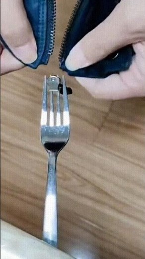 Montaggio cerniera con cursore sfilato