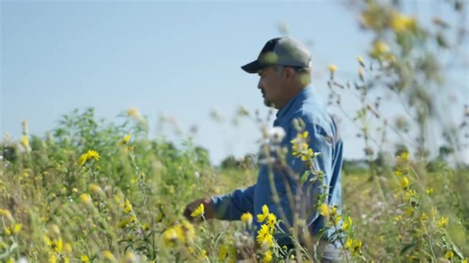 Honey Saves Hives was conceptualized out of the desire to help honey bees not only survive, but thrive. We know that purchasing honey is one of the simplest ways to support bees by helping to fund vital bee health research. With this in mind, we reached out to consumer brands that share our passion for pollinators to help spread the buzz. Now in it's sixth year, #HoneySavesHives has grown into a campaign that stretches from the grocery aisle to restaurant tables, bakery cases, brewery taps and d