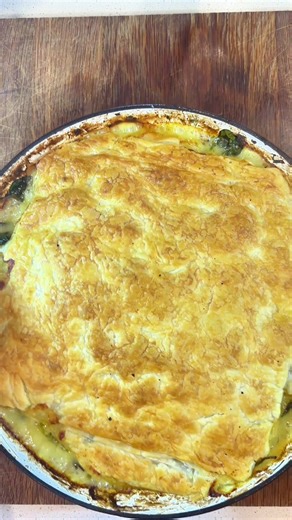 🔥 Creamy Chicken & Bacon Pot Pie – All in ONE Pan! 🥧💥 The recipe is in the comments. ⬇️️ If comfort food is calling your name, you need to try this creamy Chicken, Bacon & Leek Pot Pie! It's rich, savory, and oh-so-satisfying — plus, it all comes together in one pan 🙌 Perfect for busy weeknights or when you're just craving something cozy and golden-crusted. 💛 You won’t believe how easy this is – or how fast it disappears! 🥄✨ #ChickenBaconPie #ComfortFoodGoals #EasyDinnerIdeas #CreamyChicke